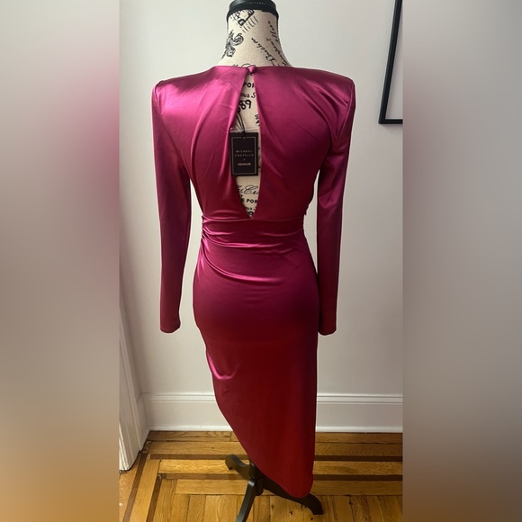 Mariya Midi Dress in Burgundy
Michael Costello
SIZE XS - Picture 2 of 3